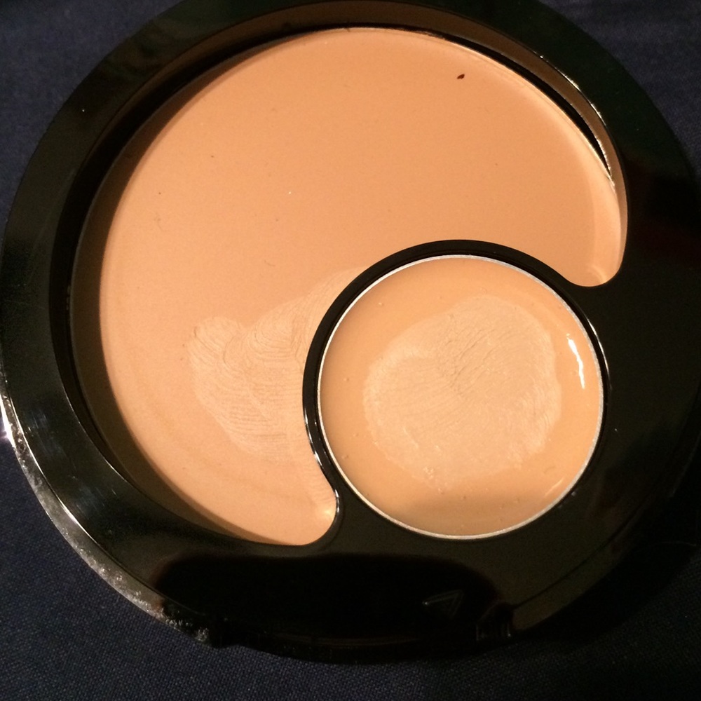 Revlon concealer/ foundation - Picture 3 of 5
